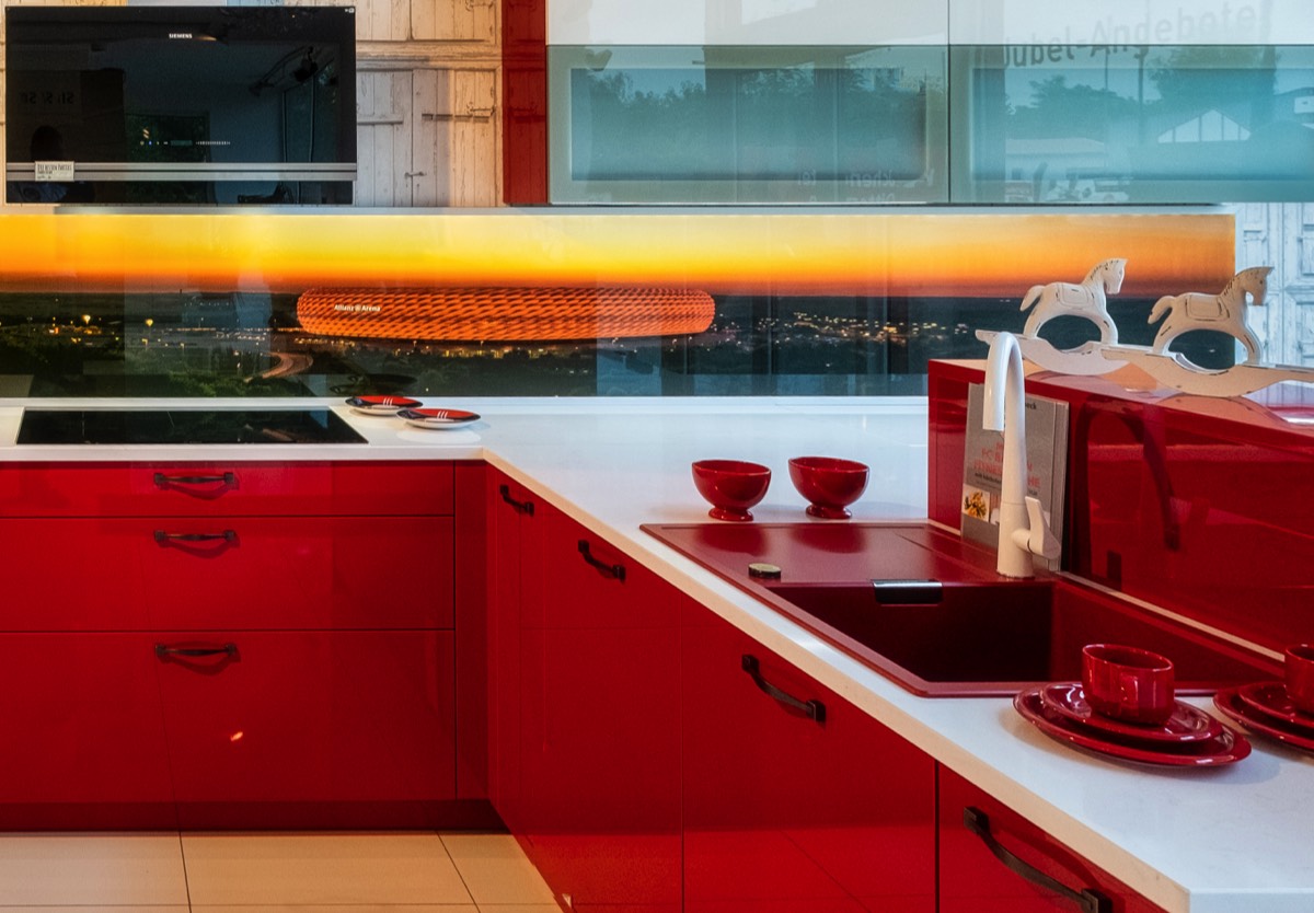 Küche - Rot mit weißen Arbeitsplatten